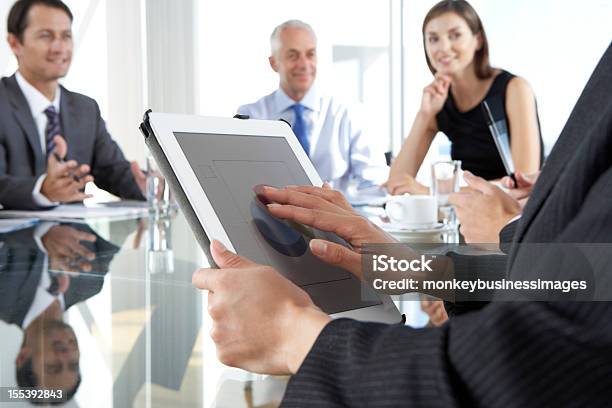 Primer Plano De Mujer De Negocios Con Tableta Durante Foto de stock y más banco de imágenes de Grupo de personas