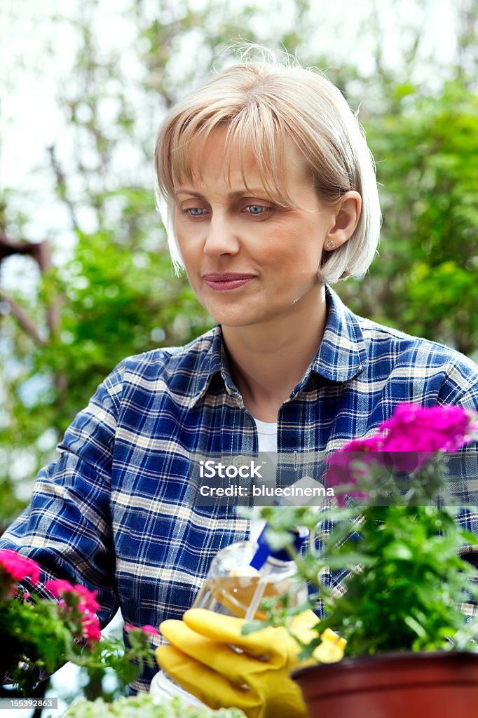 Donna piantando fiori - Foto stock royalty-free di 35-39 anni