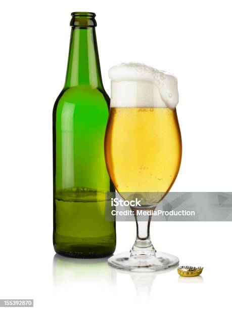 Photo libre de droit de Bouteille De Bière En Verre Et Plein banque d'images et plus d'images libres de droit de Bouteille de bière - Bouteille de bière, Bière, Générique