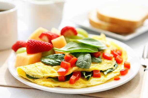 prima colazione con omelette - refreshment dinner table vegetable foto e immagini stock