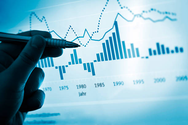 mano señalando con lápiz en un gráfico de ordenador/documento - scrutiny analyzing finance data fotografías e imágenes de stock