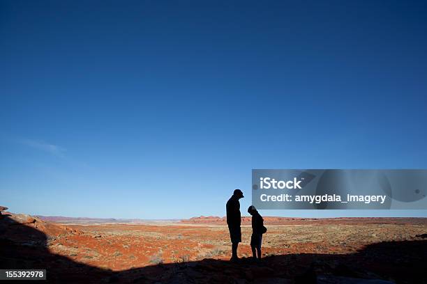 Vater Und Sohn Sprechen Wüstenlandschaft Stockfoto und mehr Bilder von Sohn - Sohn, Vater, Wüste