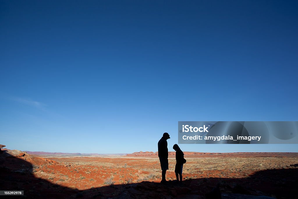 Pai e filho a falar Paisagem do deserto - Royalty-free Deserto Foto de stock