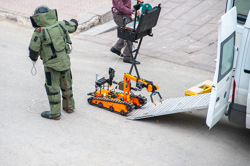 Coordination of bomb disposal expert and remote control police