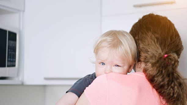 chłopczyk płaczący na ramieniu mamy - facial expression babies and children head and shoulders close up zdjęcia i obrazy z banku zdjęć