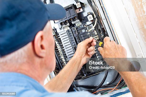 Electricista Haciendo El Trabajo Eléctrico En Caja De Interruptor Foto de stock y más banco de imágenes de Electricista