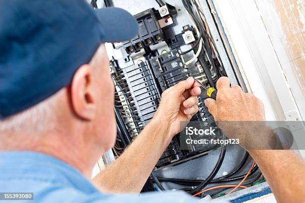 Foto de Eletricista Fazendo De Trabalho Elétrico Na Caixa Do Disjuntor e mais fotos de stock de Eletricista