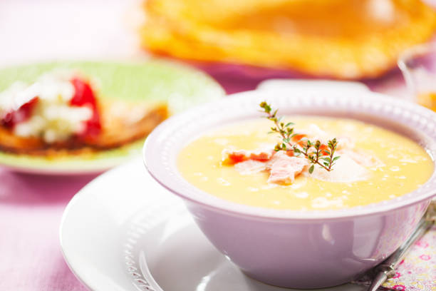 sopa recién guisante - yellow split pea soup fotografías e imágenes de stock