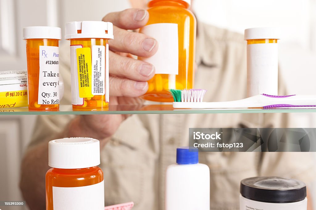 Homme prenant prescription médicale, de cachets de l'armoire. - Photo de Armoire de toilette libre de droits