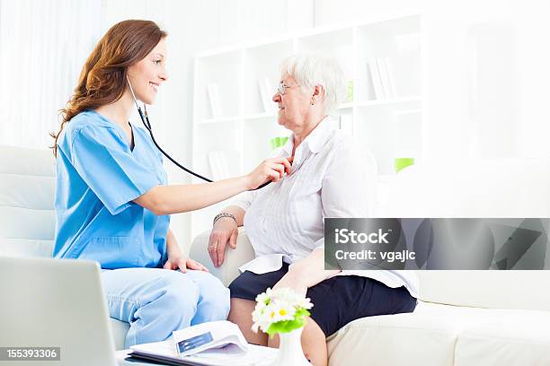 Starszy Kobieta Na Lekarzy Biura - zdjęcia stockowe i więcej obrazów Asystent - Asystent, Asystentka lekarska, Badanie lekarskie