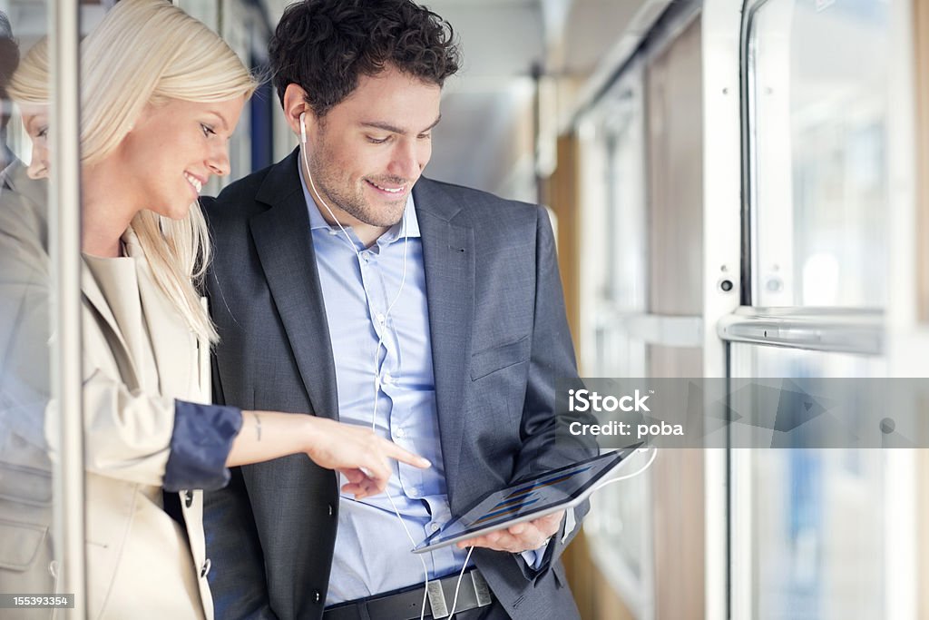 Geschäftsleute, die auf Passagierzug mit digitalen tablet - Lizenzfrei Eisenbahn Stock-Foto
