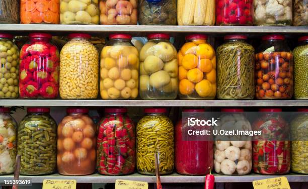 Frascos De Preservar Verduras En Estantes Foto de stock y más banco de imágenes de Feria agrícola - Feria agrícola, Producto enlatado, Aire libre