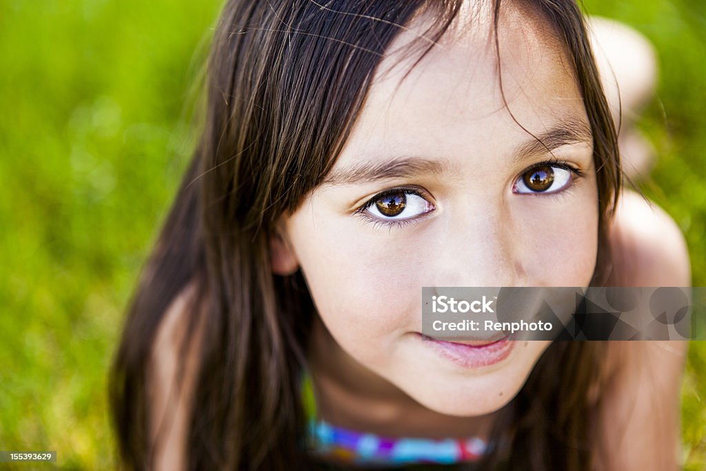 Linda niña al aire libre, en primavera - Foto de stock de 6-7 años libre de derechos