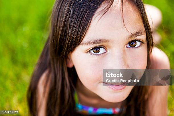 Urocza Dziewczynka Na Zewnątrz W Spring - zdjęcia stockowe i więcej obrazów 6-7 lat - 6-7 lat, Brązowe oczy, Brązowe włosy