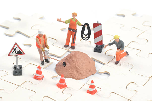 istock bauarbeiter build on last puzzle piece 155393787