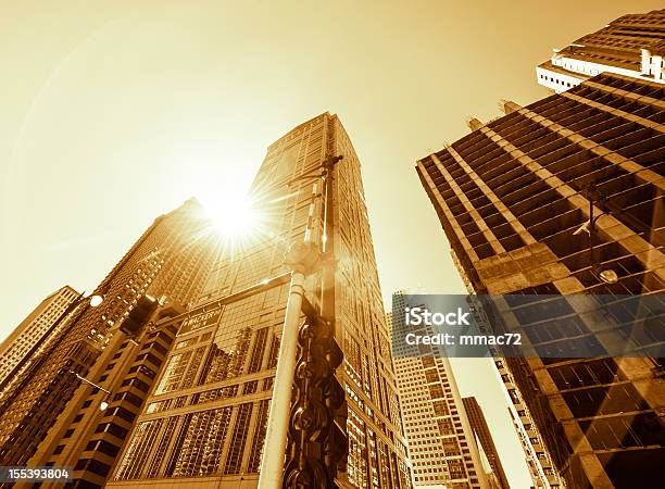 Wieżowiec - zdjęcia stockowe i więcej obrazów Światło słoneczne - Światło słoneczne, Bezpośrednio poniżej, Chicago - Illinois