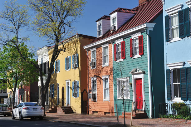 fila di case colorate di georgetown storica - washington street foto e immagini stock