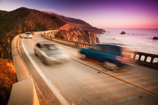 coche de cruzar el puente de bixby, big sur, california, usa - bixby bridge fotografías e imágenes de stock