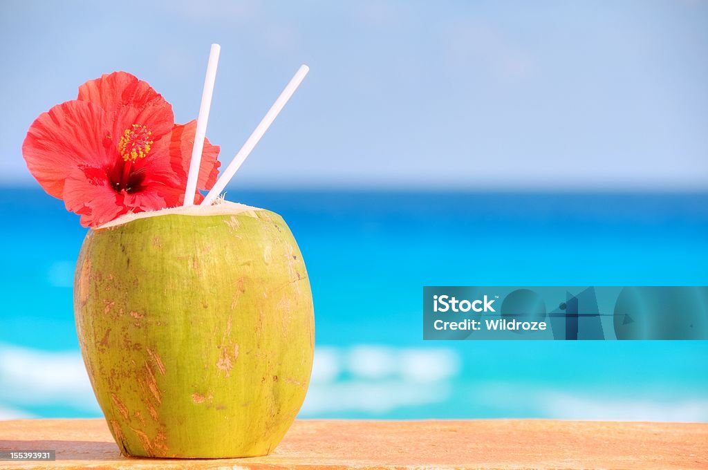 COCCO cocktail tropicale con ibisco - Foto stock royalty-free di Acqua