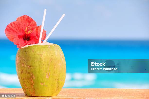 Cocco Cocktail Tropicale Con Ibisco - Fotografie stock e altre immagini di Acqua - Acqua, Alchol, Ambientazione esterna