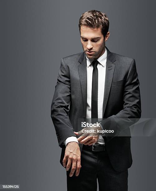 Este Hombre Entiende El Valor De Estilo Clásico Foto de stock y más banco de imágenes de Vestirse - Vestirse, Traje, Guay