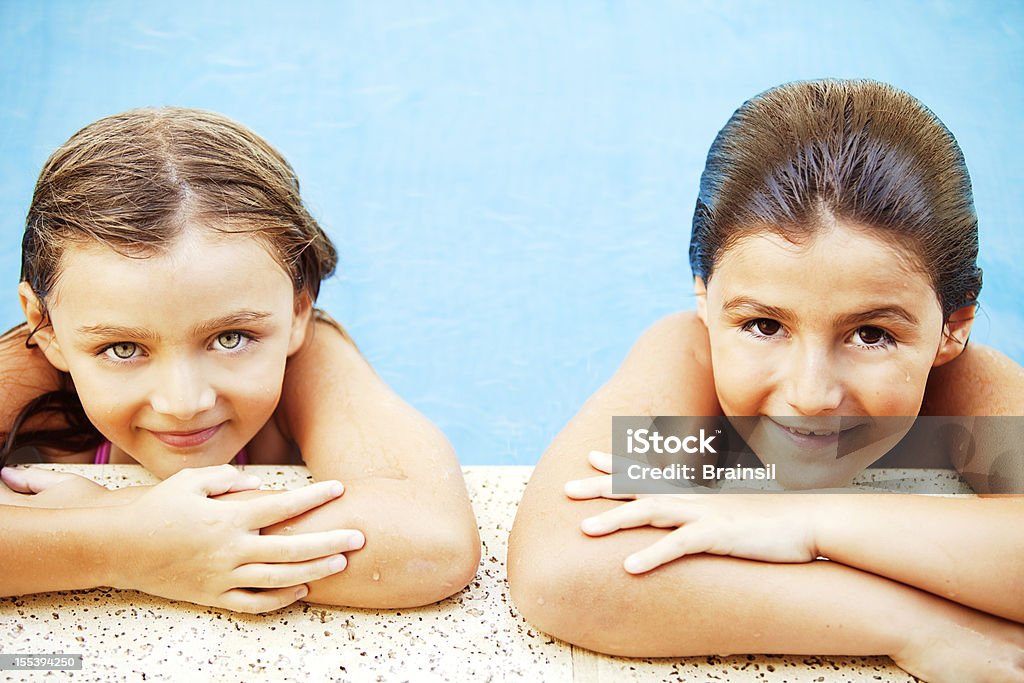 Мальчик и девочка, веселятся в бассейне - Стоковые фото 4-5 лет роялти-фри