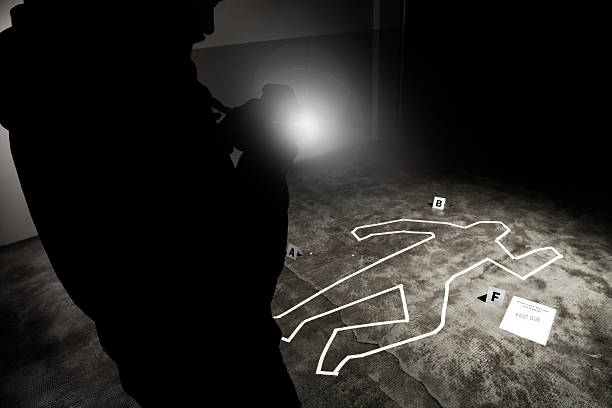 forense cena do crime, o fotógrafo em acção - crime scene chalk outline crime murder imagens e fotografias de stock
