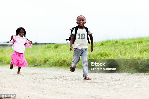 Feliz Irmão E Irmã - Fotografias de stock e mais imagens de Mochila - Saco - Mochila - Saco, Raparigas, 6-7 Anos