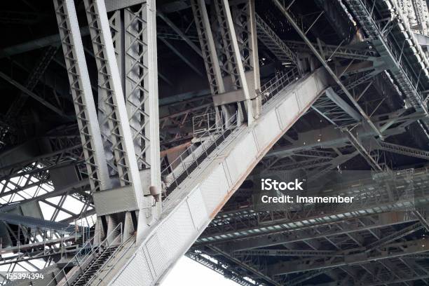 Vista De Ângulo Baixo De Estrutura De Aço E Perfis Sob Bridge - Fotografias de stock e mais imagens de Antigo