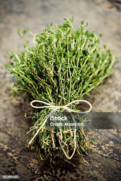 Foto de Buquê E Tomilho e mais fotos de stock de Amarrado - Amarrado, Ardósia, Bouquet Garni