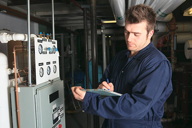 sala de aquecedor de água-funcionário tomar nota - control panel factory control machine - fotografias e filmes do acervo