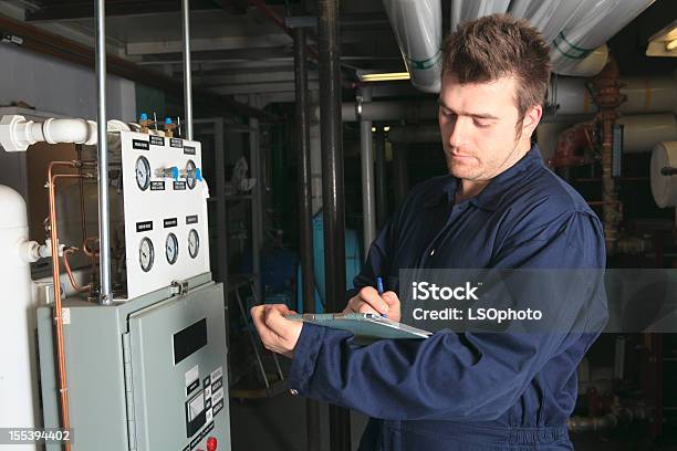 Sala De Caldeirasfuncionário Tomar Nota - Fotografias de stock e mais imagens de Fornalha - Equipamento Elétrico - Fornalha - Equipamento Elétrico, Examinar, Reparar