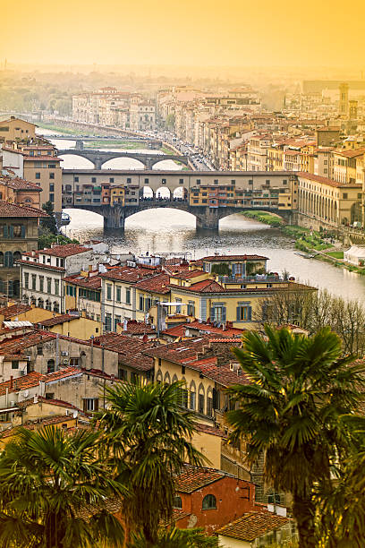 ponte vecchio, em florença vista da cidade, itália - ponte vecchio imagens e fotografias de stock