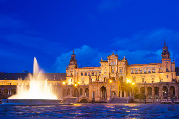 plaza de españa in sevilla, spanien - seville sevilla fountain palacio espanol stock-fotos und bilder