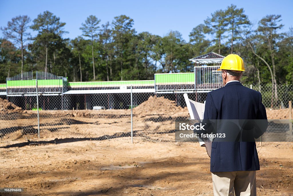 Novo edifício comercial local de construção com Empresário em primeiro plano - Royalty-free Bens imóveis Foto de stock