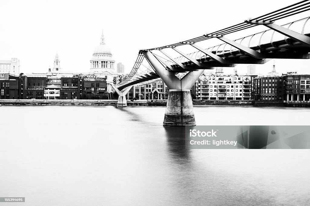 Millennium Bridge a Londra - Foto stock royalty-free di Bianco e nero