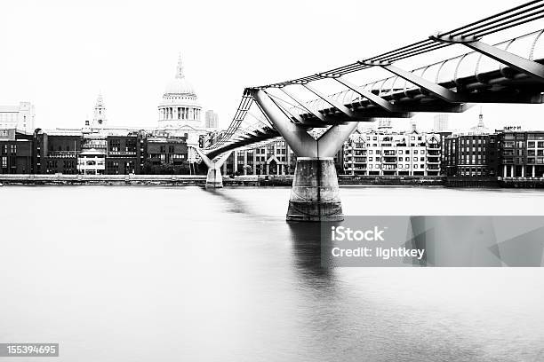 Millennium Bridge A Londra - Fotografie stock e altre immagini di Bianco e nero - Bianco e nero, Londra, Orizzonte urbano