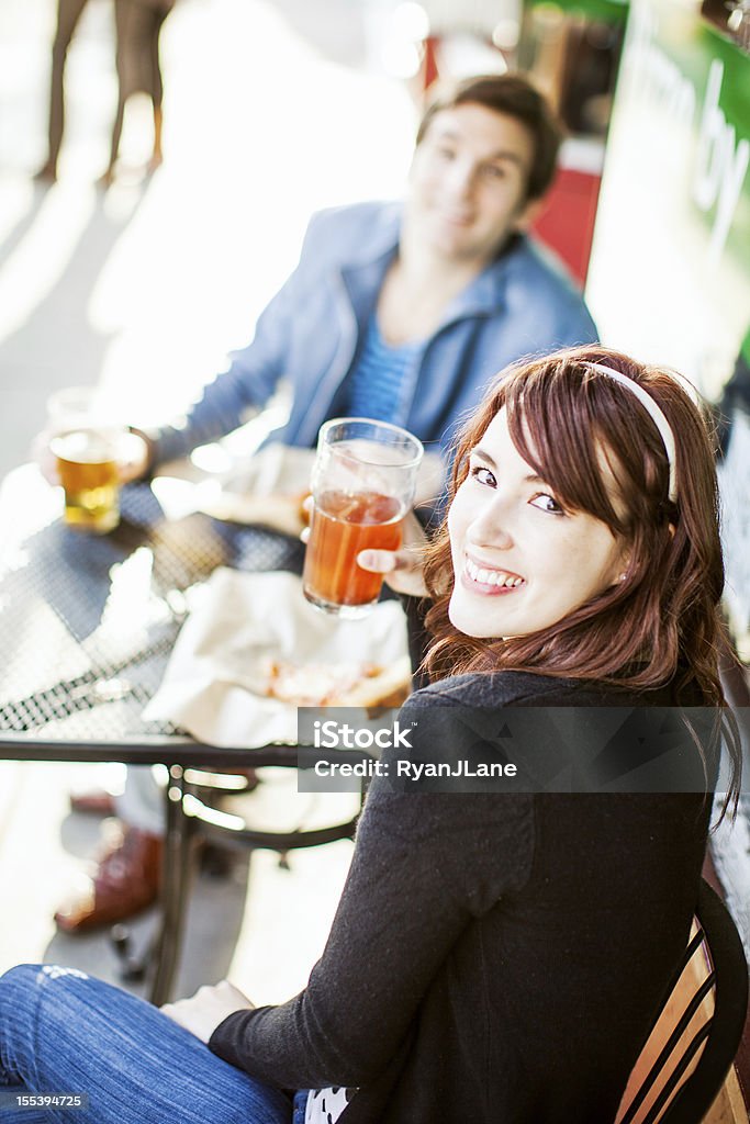 Couple, boire au bar en plein air - Photo de Divertissement - Plaisir libre de droits