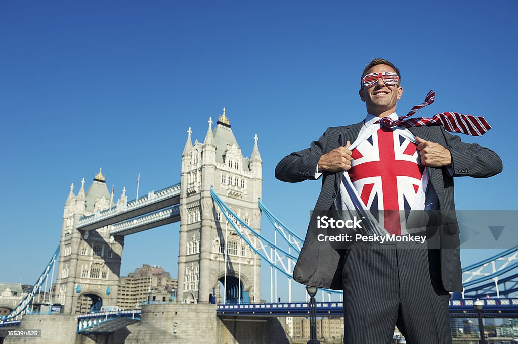 Souriant Homme d'affaires de super-héros patriotique Britannique Union Jack London Tower Bridge - Photo de Humour libre de droits