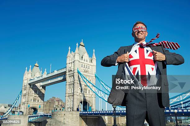 Photo libre de droit de Souriant Homme Daffaires De Superhéros Patriotique Britannique Union Jack London Tower Bridge banque d'images et plus d'images libres de droit de Humour