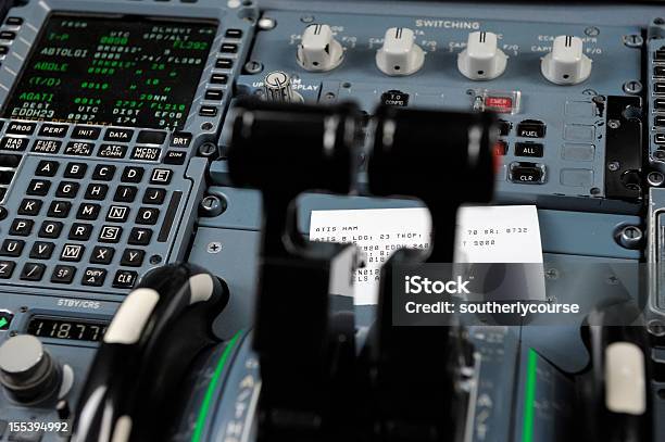 Cockpit Детали Аэробус A320 — стоковые фотографии и другие картинки Кокпит - Кокпит, Авиакосмическая промышленность, Без людей