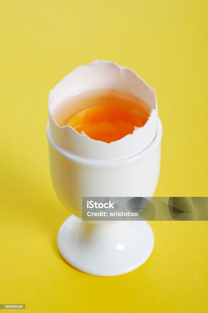 Primas huevo blanco sobre fondo amarillo - Foto de stock de Fondo amarillo libre de derechos
