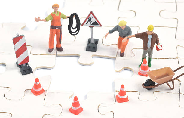строительный рабочий, опираясь на последней головоломки - mini figures стоковые фото и изображения