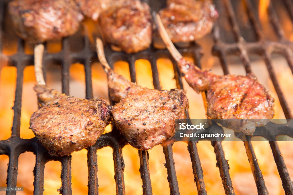 Corona di agnello alla griglia - Foto stock royalty-free di Barbecue - Cibo