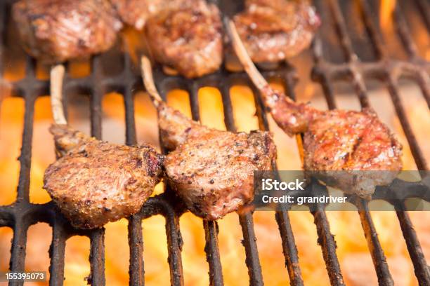 Corona Di Agnello Alla Griglia - Fotografie stock e altre immagini di Barbecue - Cibo - Barbecue - Cibo, Griglia per barbecue, Agnello - Carne