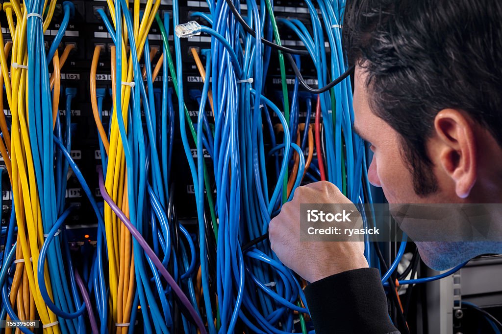 Это техник с стена кабелей подключения к серверу - Стоковые фото Интернет роялти-фри