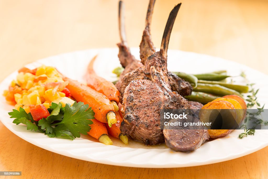 Carré d'agneau avec les carottes et de haricots verts - Photo de Pâques libre de droits