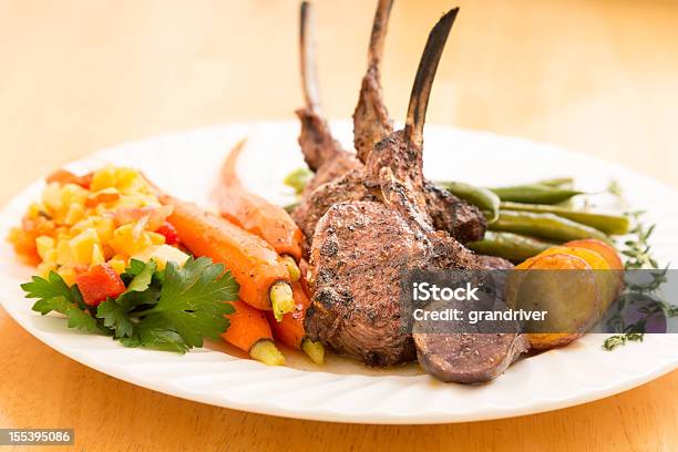 Foto de Costela De Cordeiro Com Cenouras E Vagem e mais fotos de stock de Páscoa - Páscoa, Carne de Carneiro, Jantar