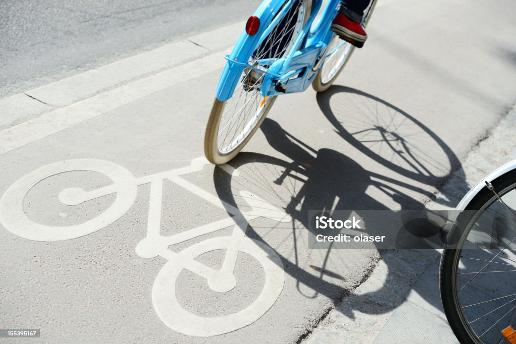 Bicicleta en bicicleta lane - Foto de stock de Bicicleta libre de derechos