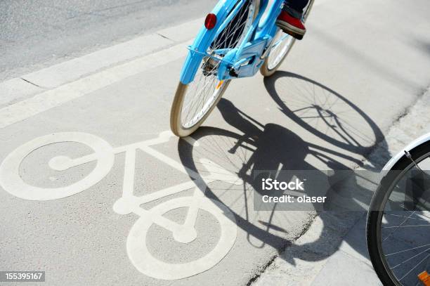 Bicicletta In Bicicletta Lane - Fotografie stock e altre immagini di Bicicletta - Bicicletta, Ciclismo, Adolescente